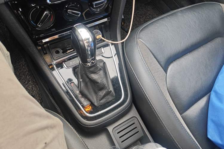 Used Volkswagen Bora 2015 Value Edition 1.6L Automatic Comfort Version Gear Lever