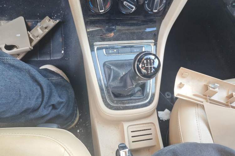 Used Volkswagen Bora 2015 Qihui Edition 1.6L Automatic Fashion Model Gear Lever