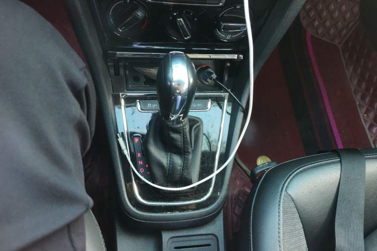 Used Volkswagen Bora 2015 Value Edition 1.6L Automatic Comfort Version Gear Lever