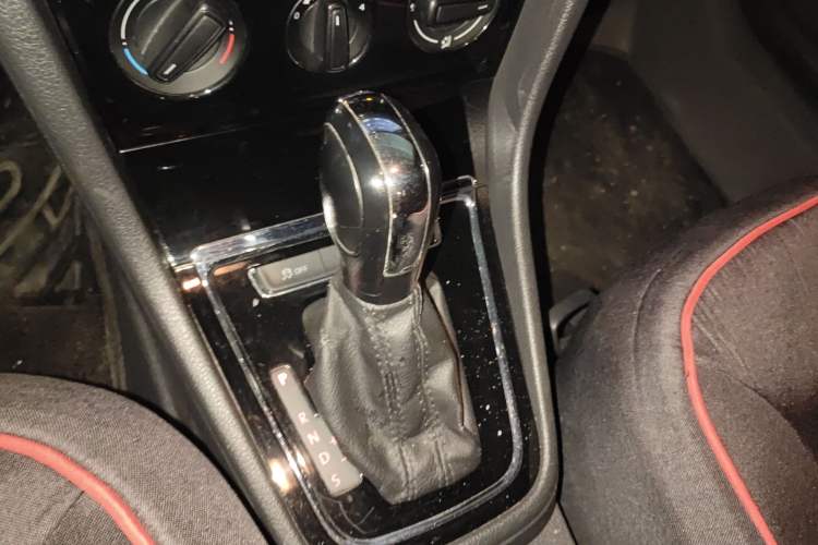 Used Volkswagen Bora 2015 Qihui Edition 1.6L Automatic Fashion Model Gear Lever