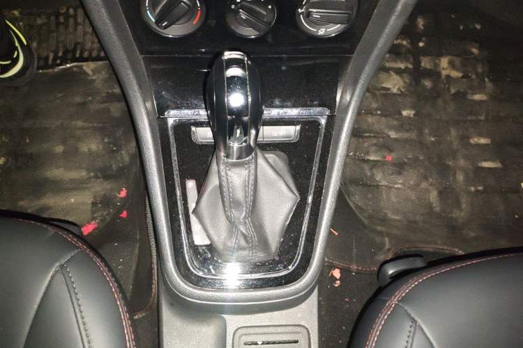 Used Volkswagen Bora 2015 Qihui Edition 1.6L Automatic Fashion Model Gear Lever
