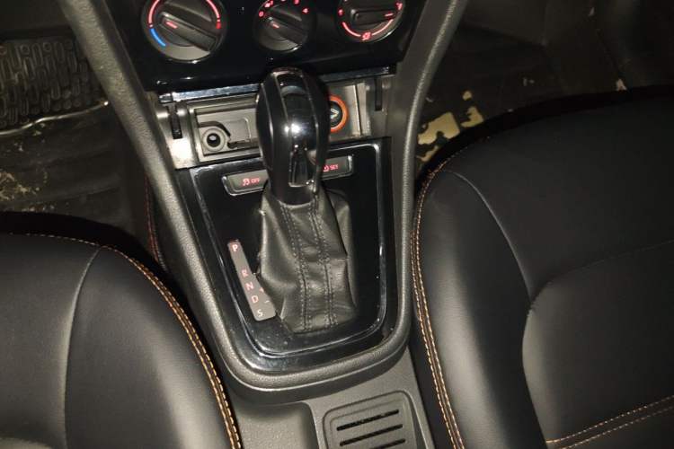 Used Volkswagen Bora 2015 Qihui Edition 1.6L Automatic Fashion Model Gear Lever