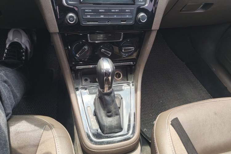 Used Volkswagen Bora 2015 Qihui Edition 1.6L Automatic Fashion Model Gear Lever