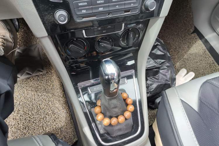 Used Volkswagen Bora 2015 Qihui Edition 1.6L Automatic Fashion Model Gear Lever
