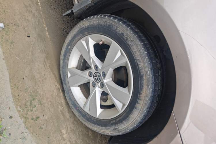 Used Volkswagen Bora 2015 Value Edition 1.6L Automatic Comfort Version Right Front Wheel Hub