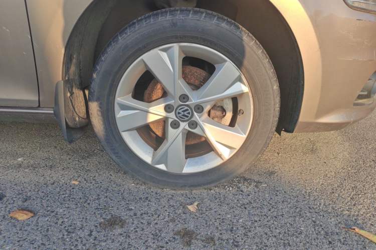 Used Volkswagen Bora 2015 Qihui Edition 1.6L Automatic Fashion Model Right Front Wheel Hub