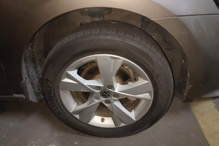 Used Volkswagen Bora 2015 Qihui Edition 1.6L Automatic Fashion Model Right Front Wheel Hub