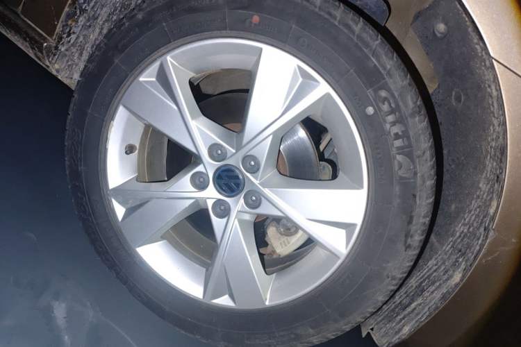 Used Volkswagen Bora 2015 Qihui Edition 1.6L Automatic Fashion Model Right Front Wheel Hub