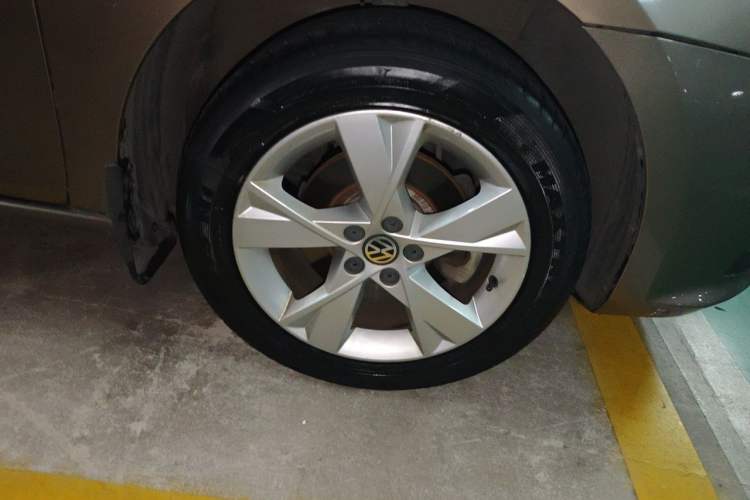 Used Volkswagen Bora 2015 Qihui Edition 1.6L Automatic Fashion Model Right Front Wheel Hub