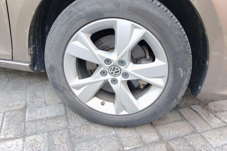 Used Volkswagen Bora 2015 Zhuihui Edition 1.6L Manual Comfort Model Right Front Wheel Hub