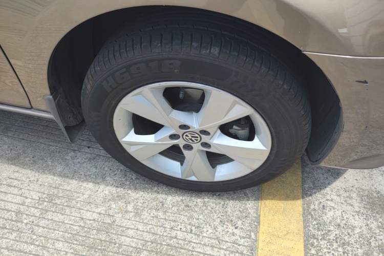 Used Volkswagen Bora 2015 Qihui Edition 1.6L Automatic Fashion Model Right Front Wheel Hub
