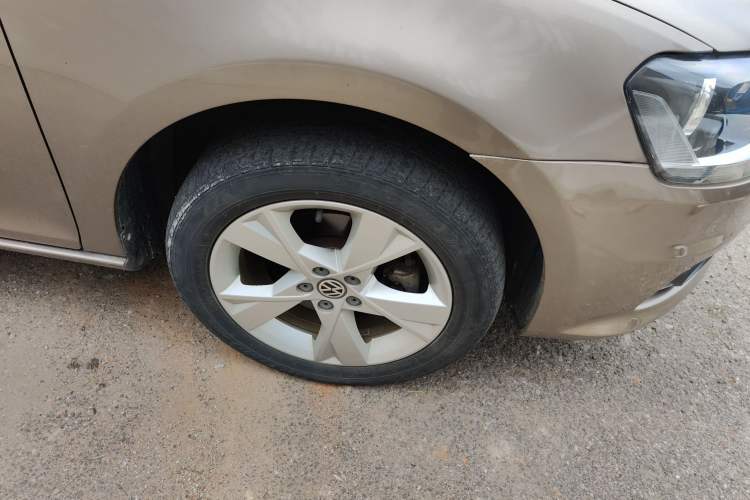 Used Volkswagen Bora 2015 Qihui Edition 1.6L Automatic Fashion Model Right Front Wheel Hub