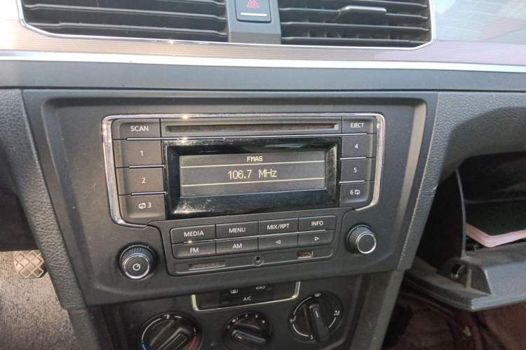 Used Volkswagen Bora 2016 1.6L Manual Fashion Edition Audio And AC Panel