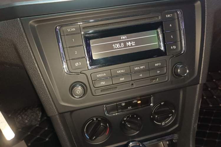 Used Volkswagen Bora 2016 1.6L Automatic Fashion Model Audio And AC Panel