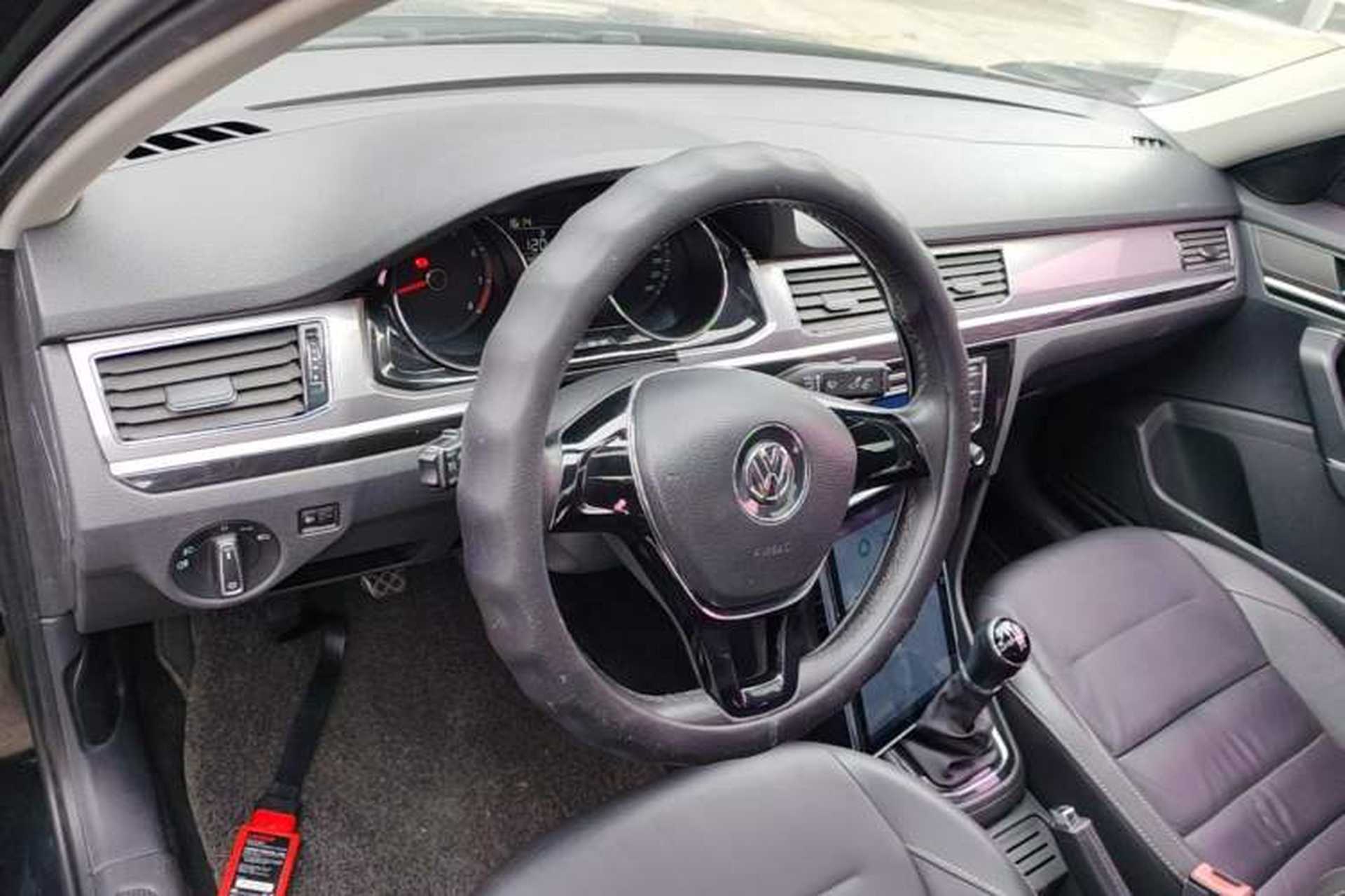Used Volkswagen Bora 2016 1.6L Manual Comfort Model Center Console