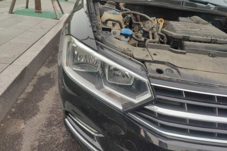 Used Volkswagen Bora 2016 230TSI Manual Comfort Version Right Front Headlight