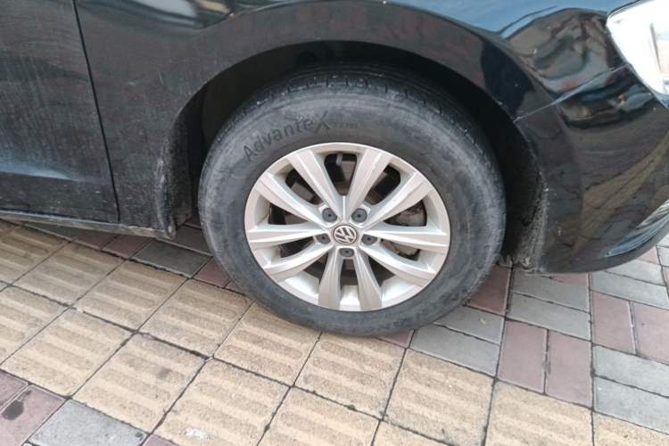Used Volkswagen Bora 2016 1.6L Manual Fashion Edition Right Front Wheel Hub