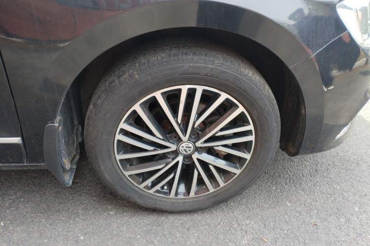 Used Volkswagen Bora 2016 1.6L Automatic Comfort Model Right Front Wheel Hub