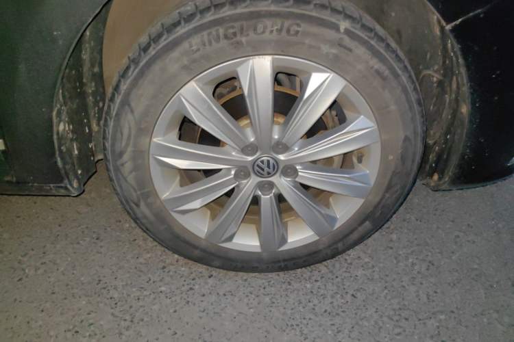 Used Volkswagen Bora 2016 1.6L Manual Comfort Model Right Front Wheel Hub