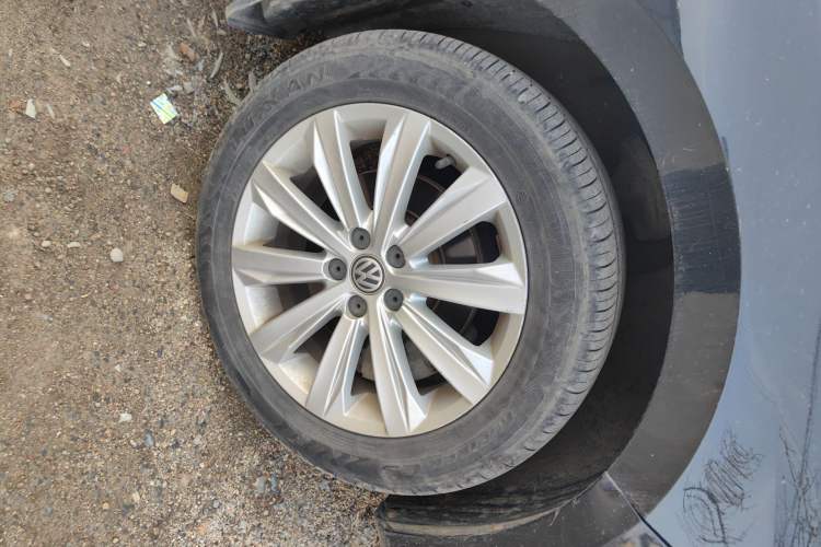 Used Volkswagen Bora 2016 1.6L Manual Comfort Model Right Front Wheel Hub