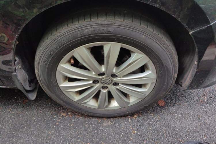 Used Volkswagen Bora 2016 1.6L Manual Comfort Model Right Front Wheel Hub