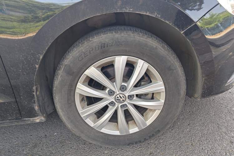 Used Volkswagen Bora 2016 1.6L Manual Fashion Edition Right Front Wheel Hub