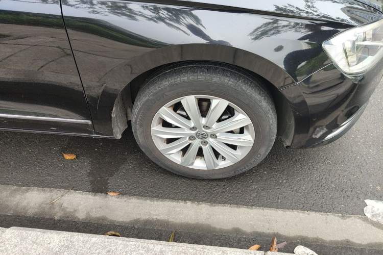 Used Volkswagen Bora 2016 1.6L Automatic Comfort Model Right Front Wheel Hub