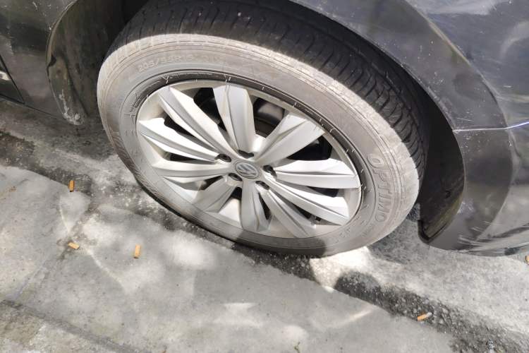 Used Volkswagen Bora 2016 1.6L Automatic Comfort Model Right Front Wheel Hub