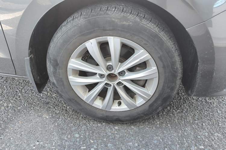 Used Volkswagen Bora 2016 1.6L Manual Fashion Edition Right Front Wheel Hub