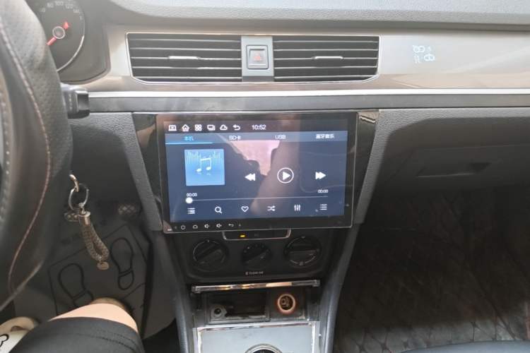 Used Volkswagen Bora 2016 1.6L Manual Fashion Edition Audio And AC Panel