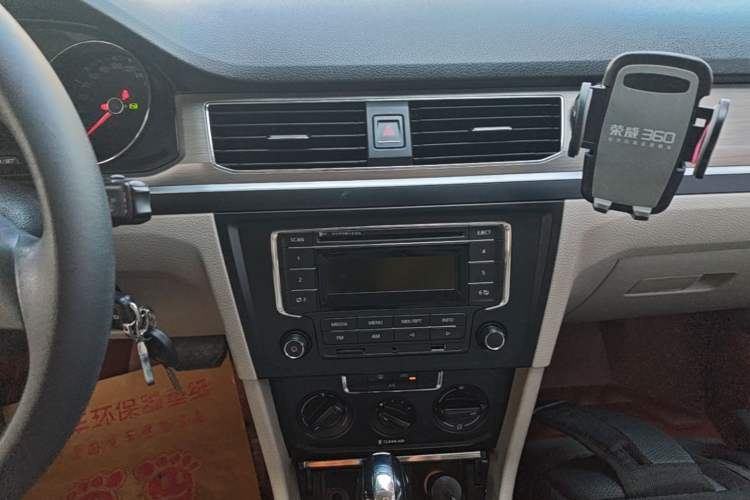 Used Volkswagen Bora 2016 1.6L Automatic Fashion Model Audio And AC Panel