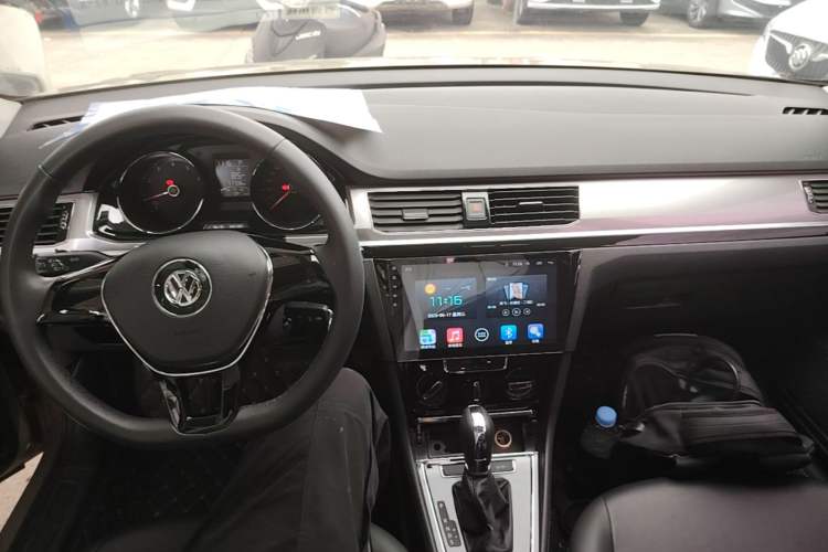 Used Volkswagen Bora 2016 1.6L Automatic Comfort Model Center Console
