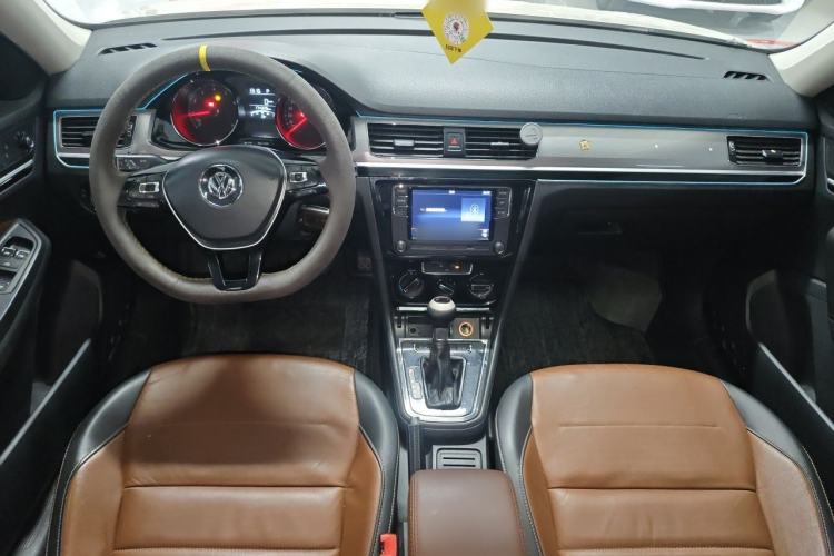 Used Volkswagen Bora 2016 1.6L Automatic Comfort Model Center Console