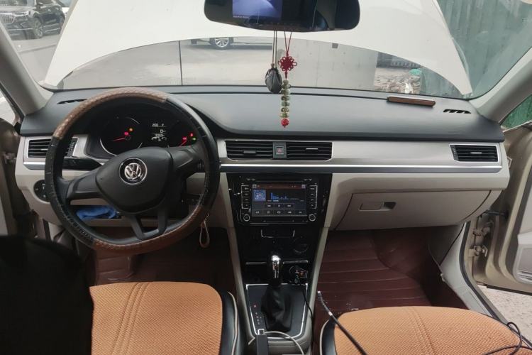 Used Volkswagen Bora 2016 1.6L Automatic Fashion Model Center Console