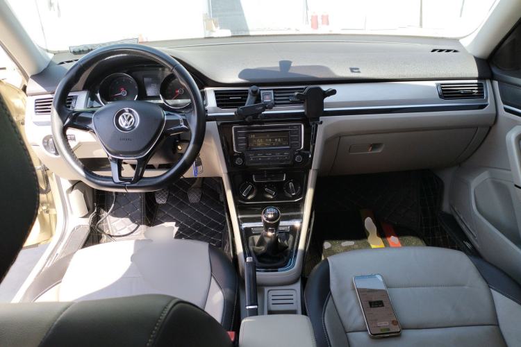 Used Volkswagen Bora 2016 1.6L Manual Comfort Model Center Console
