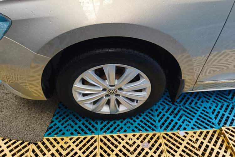 Used Volkswagen Bora 2016 1.6L Automatic Comfort Model Left Front Wheel Hub
