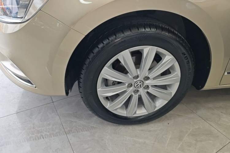 Used Volkswagen Bora 2016 1.6L Automatic Comfort Model Left Front Wheel Hub