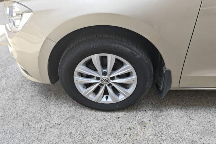 Used Volkswagen Bora 2016 1.6L Manual Fashion Edition Left Front Wheel Hub