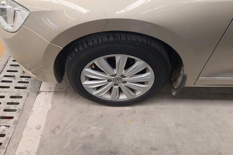 Used Volkswagen Bora 2016 1.6L Automatic Comfort Model Left Front Wheel Hub