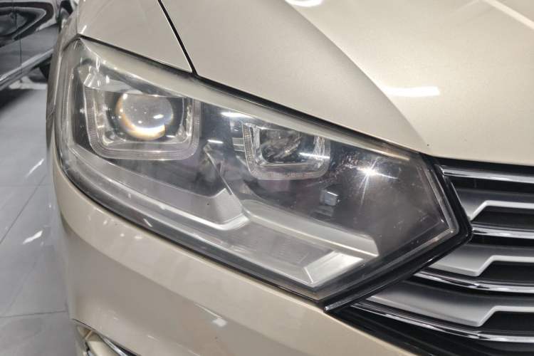 Used Volkswagen Bora 2016 1.6L Automatic Comfort Model Right Front Headlight