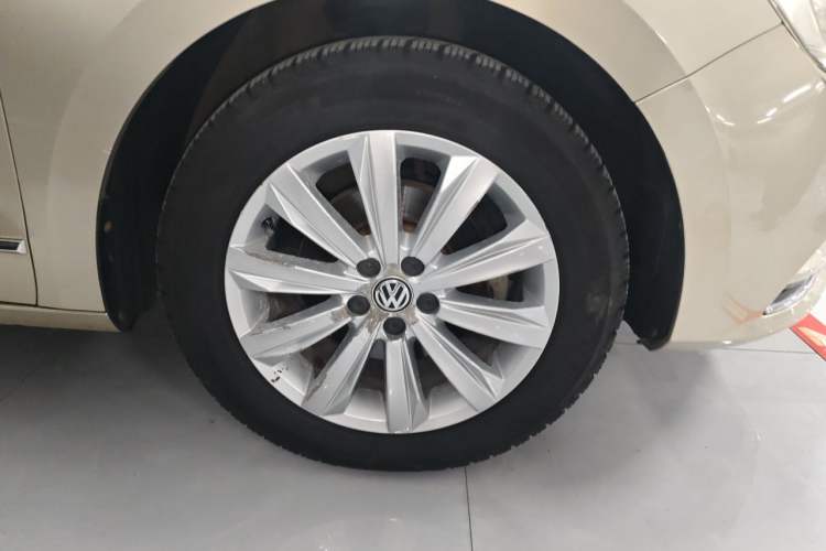 Used Volkswagen Bora 2016 1.6L Automatic Comfort Model Right Front Wheel Hub