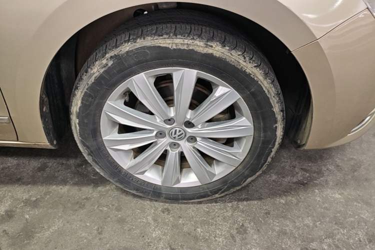 Used Volkswagen Bora 2016 1.6L Automatic Comfort Model Right Front Wheel Hub