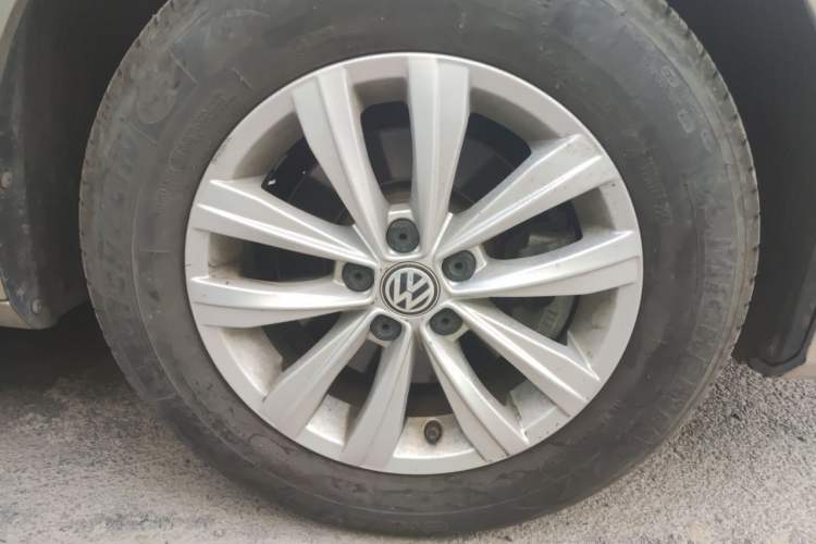 Used Volkswagen Bora 2016 1.6L Automatic Fashion Model Right Front Wheel Hub