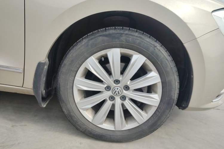 Used Volkswagen Bora 2016 1.6L Manual Comfort Model Right Front Wheel Hub