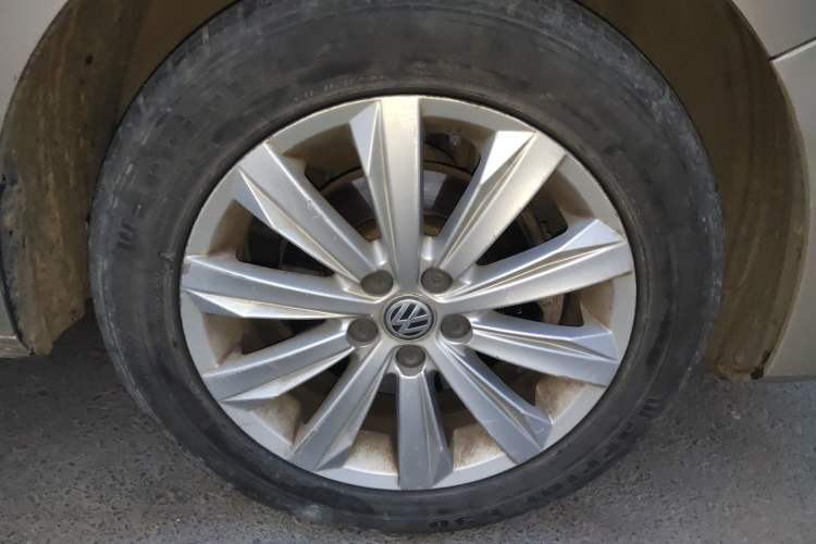 Used Volkswagen Bora 2016 1.6L Manual Comfort Model Right Front Wheel Hub
