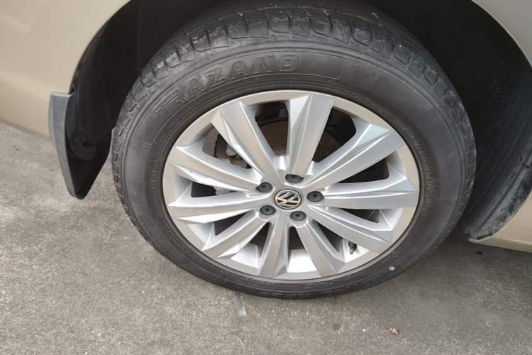 Used Volkswagen Bora 2016 1.6L Automatic Comfort Model Right Rear Wheel Hub
