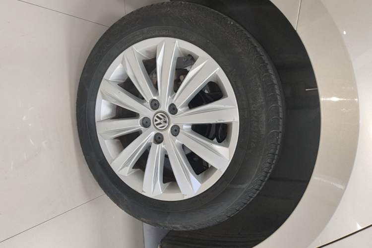 Used Volkswagen Bora 2016 1.6L Automatic Comfort Model Right Rear Wheel Hub