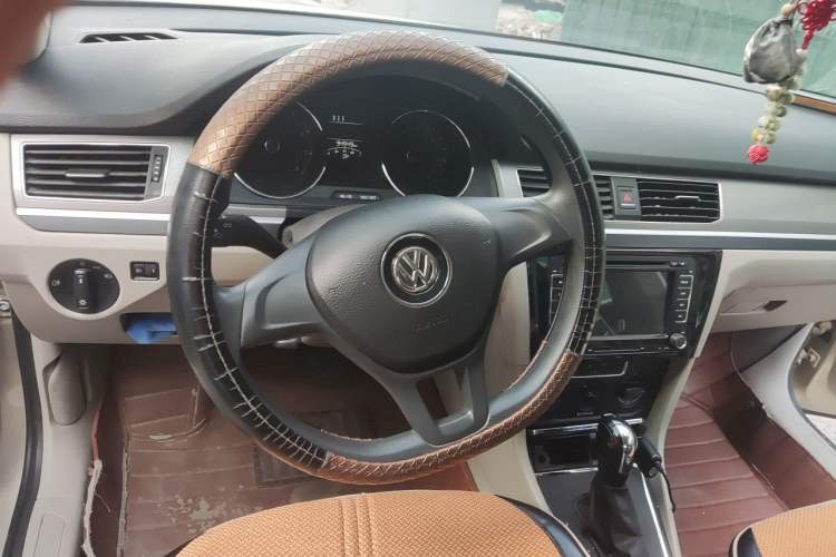 Used Volkswagen Bora 2016 1.6L Automatic Fashion Model Steering Wheel