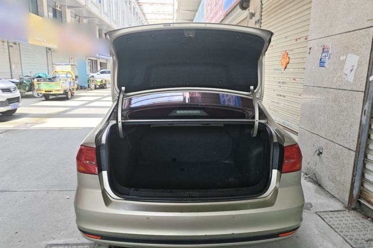 Used Volkswagen Bora 2016 1.6L Manual Fashion Edition Trunk