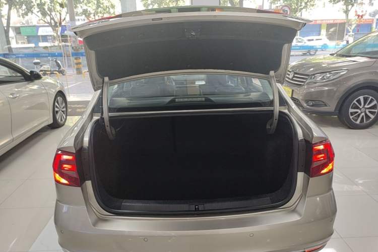 Used Volkswagen Bora 2016 1.6L Automatic Comfort Model Trunk